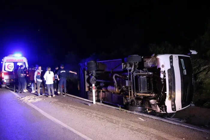 إصابة 25 شخصا بحادث سير في تركيا معظمهم طلاب مدارس ثانوية