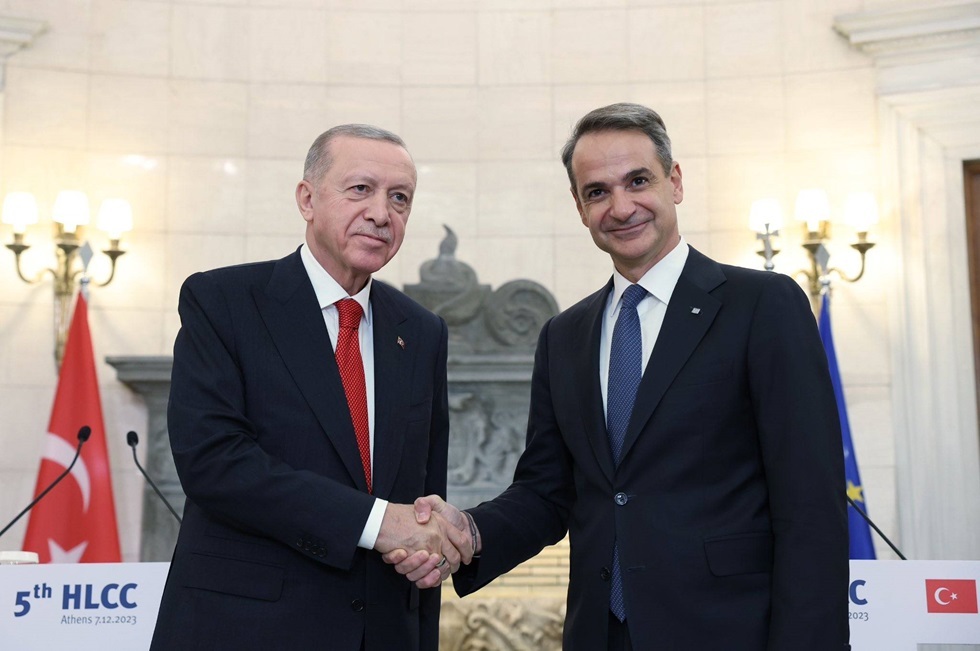 رئيس الوزراء اليوناني كيرياكوس ميتسوتاكيس والرئيس التركي رجب طيب أردوغان