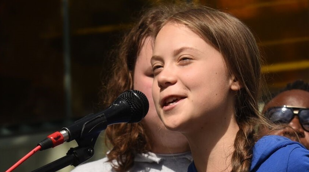 إبعاد الناشطة المناخية غريتا بالقوة من مظاهرة لدعم فلسطين خلال مسابقة الأغنية الأوروبية