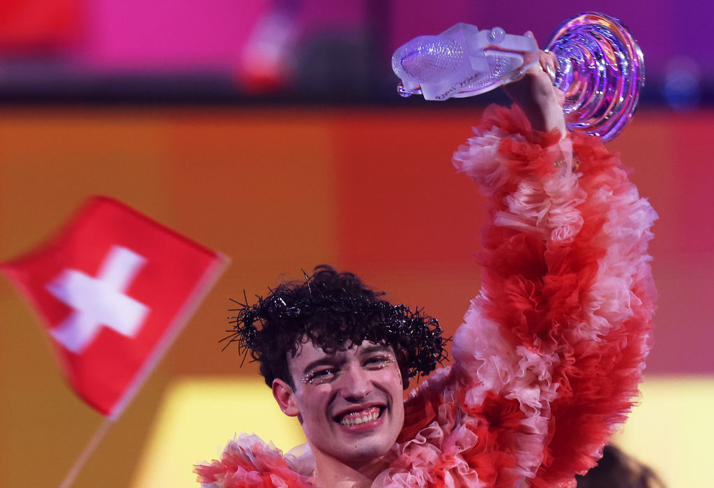 سويسري “غير ثنائي الجنس” يفوز بمسابقة يوروفيجن (فيديو)