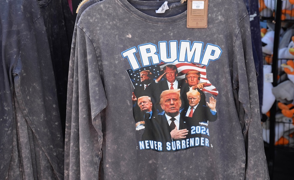 قميص لحملة ترامب الانتخابية مع عبارة: "لن نستسلم أبدا".