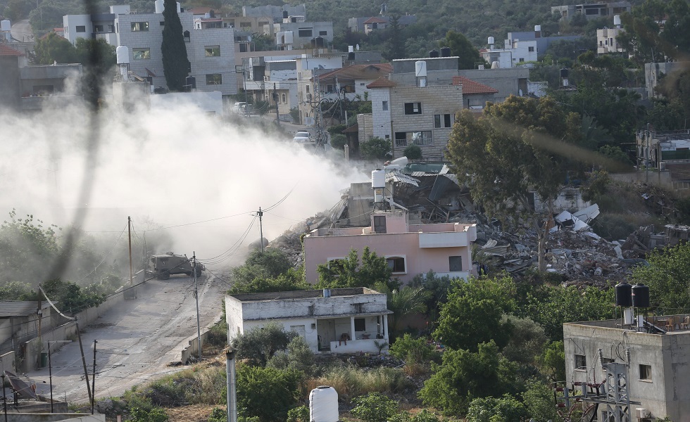 مستوطنون يحرقون منزل مواطن فلسطيني جنوبي نابلس ويخطون عليه عبارات عنصرية (فيديو)