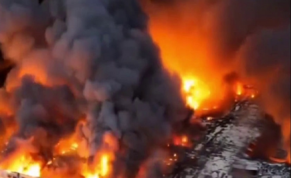اندلاع حريق ضخم في مركز للتسوق بالعاصمة البولندية وارسو (فيديو)