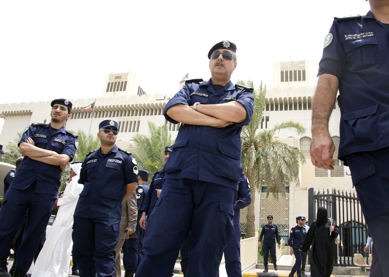 الكويت.. نشر صور 24 امرأة ورجلا ضبطوا يمارسون الدعارة