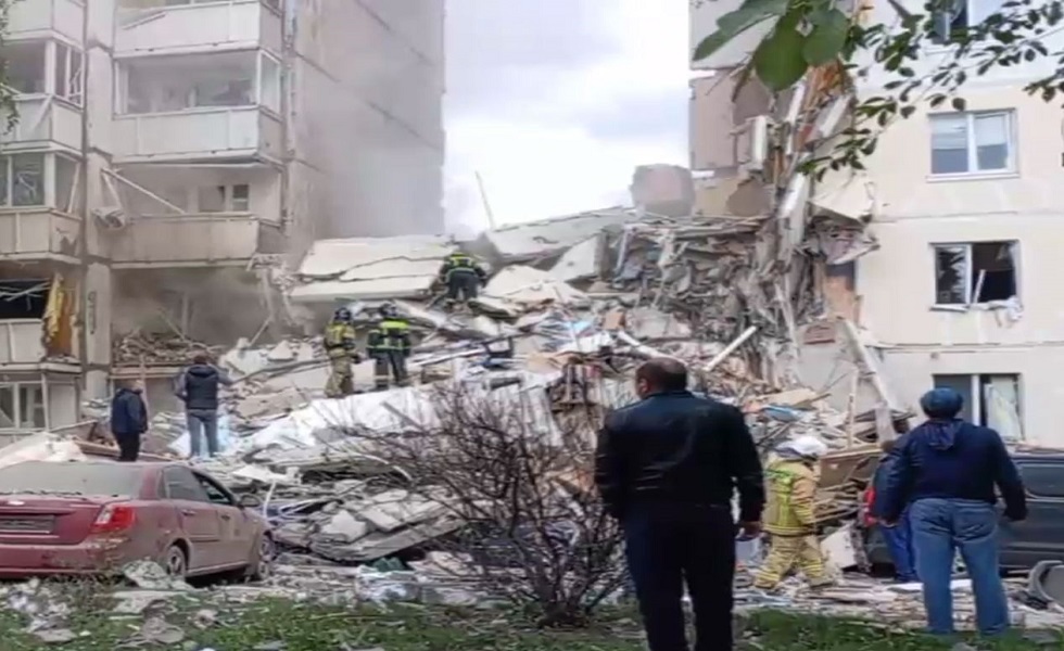 لحظة انهيار سقف مبنى سكني تعرض لهجوم بصاروخ أوكراني في بيلغورود الروسية
