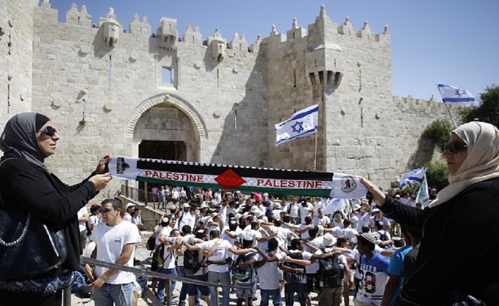 مئات المستوطنين يقتحمون الأقصى ويرفعون العلم الإسرائيلي في باحاته (فيديوهات)
