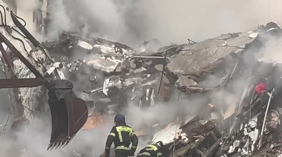 الطوارئ الروسية تنتشل 9 جثث من تحت الأنقاض بعد قصف قوات كييف لمبنى سكني في بيلغورود