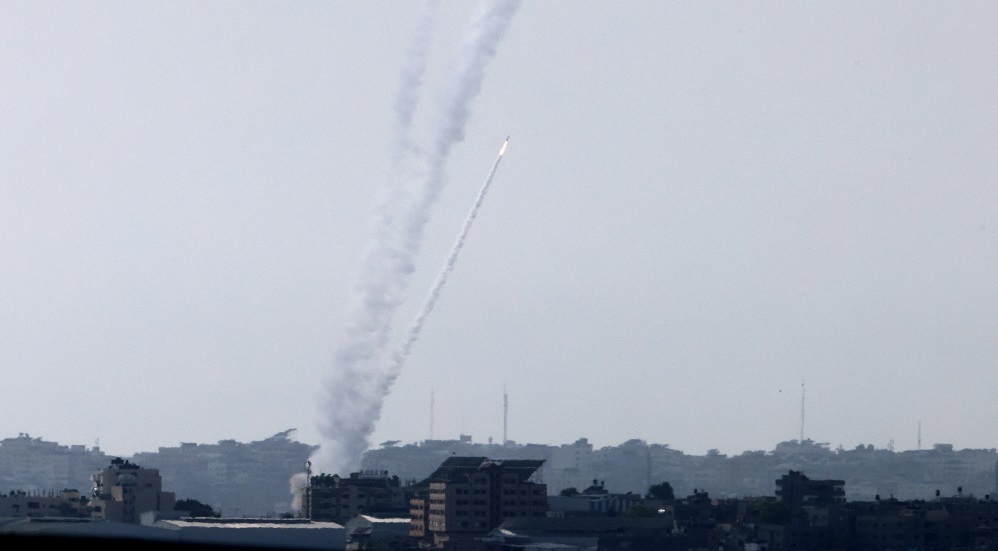 سديروت تتعرض لهجوم صاروخي جديد من غزة لحظة إطلاق إسرائيل صافرات إنذار 