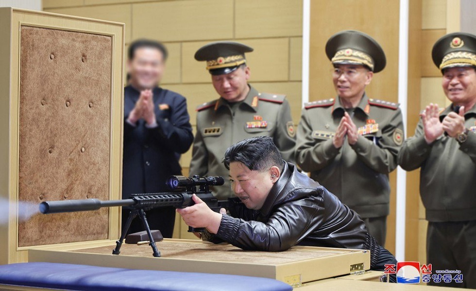 زعيم كوريا الشمالية يختبر قناصة حديثة