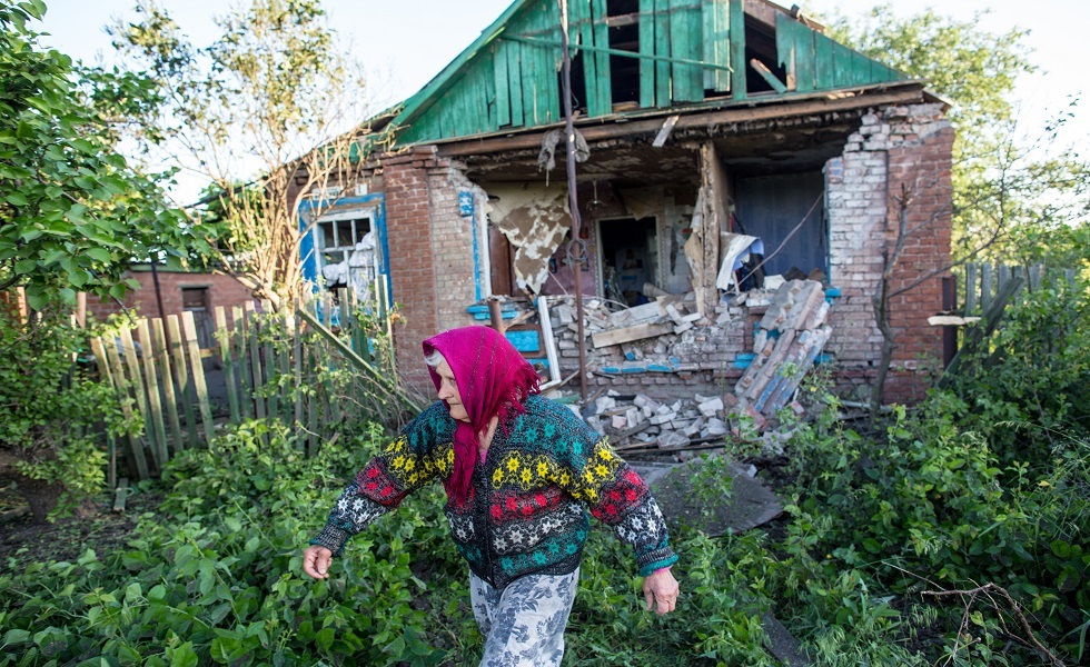 امرأة عمرها 80 عاما قرب منزلها الذي دمره قصف ليلي من قبل قوات كييف - قرية سيمينوفكا بجمهورية دونيتسك