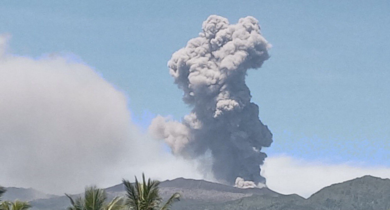 بالفيديو.. ثوران بركان في إندونيسيا أطلق رماده لارتفاع 5 آلاف متر