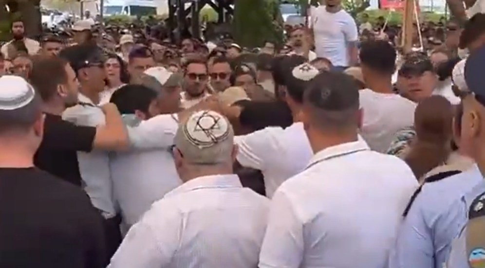 بالفيديو.. عراك بالأيدي بين عائلات قتلى الجيش الإسرائيلي أثناء كلمة بن غفير