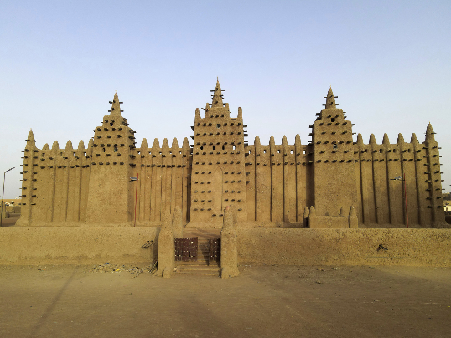آلاف المواطنين في مالي يشاركون بترميم أكبر مسجد طيني في العالم (صور)