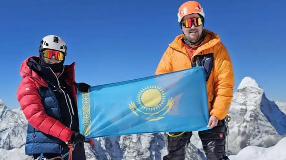 فريق كازاخستاني يصعد إلى قمة 