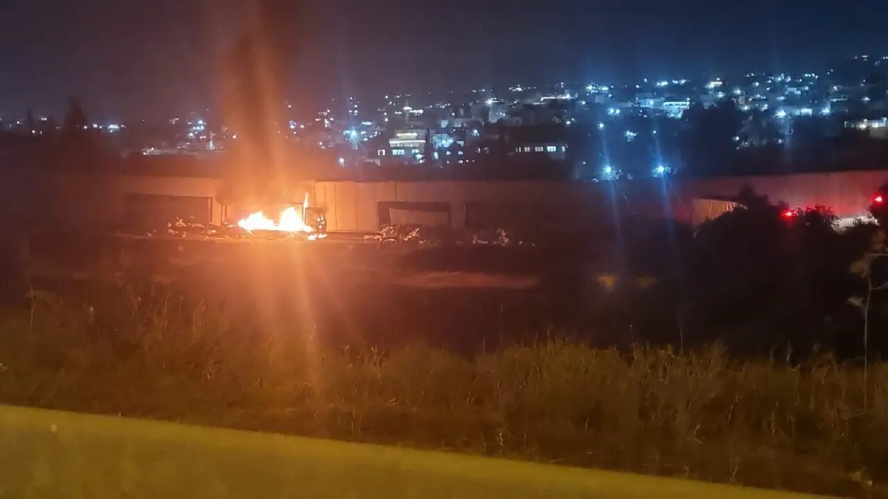 الضفة الغربية.. مستوطنون يحرقون شاحنتين تحملان مساعدات أردنية لقطاع غزة