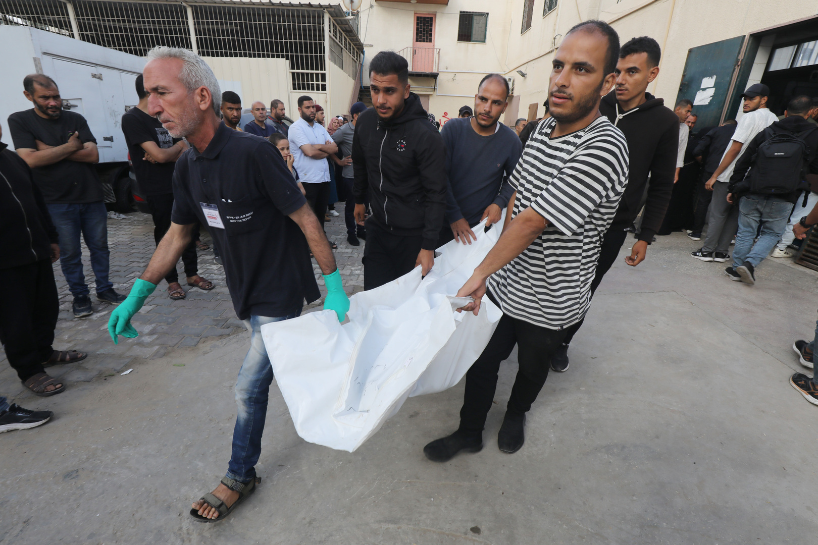 عشرات القتلى والجرحى في قصف إسرائيلي استهدف منزلين في غزة