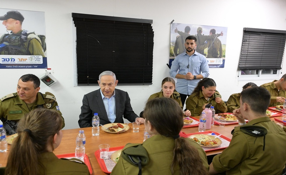 لقاء نتنياهو بمجندات جدد في صفوف الجيش الإسرائيلي - صورة أرشيفية