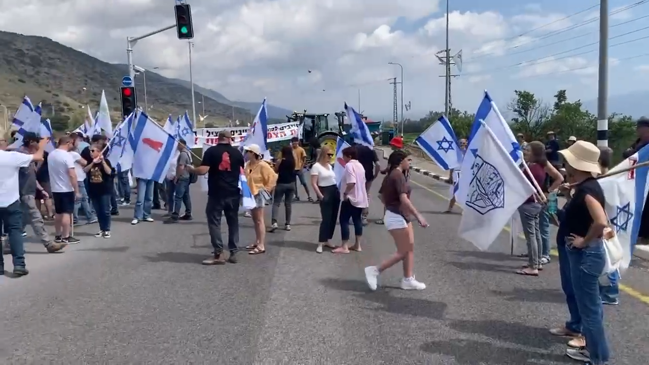 احتجاجا على الإهمال.. سكان مستوطنات شمال إسرائيل يغلقون الطرقات (فيديو)