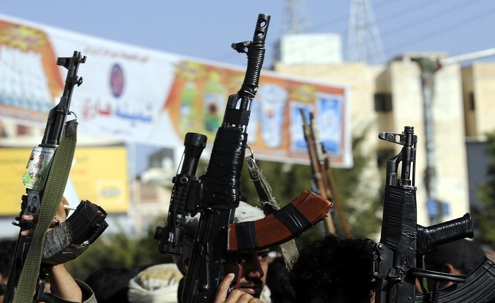 متظاهرون مؤيدون للحوثيين في مسيرة بصنعاء.