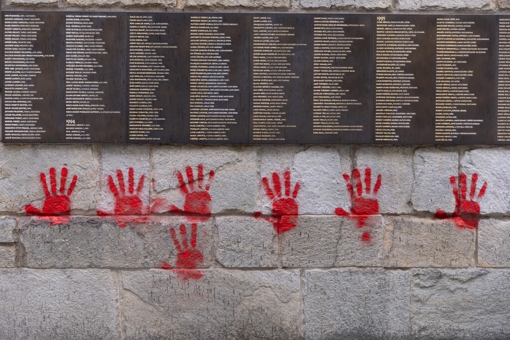 تدنيس النصب التذكاري لضحايا الهولوكوست في باريس (صور)
