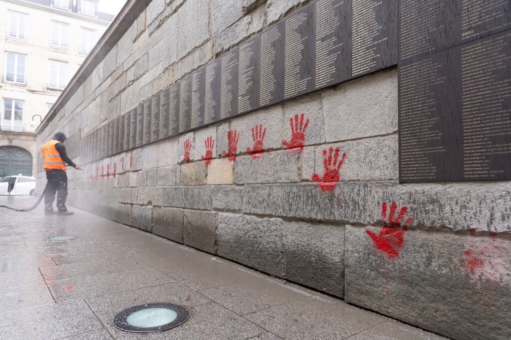 تدنيس النصب التذكاري لضحايا الهولوكوست في باريس (صور)