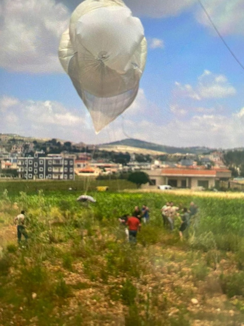 بالصور والفيديو.. سقوط منطاد تجسس إسرائيلي فوق بلدة رميش جنوب لبنان
