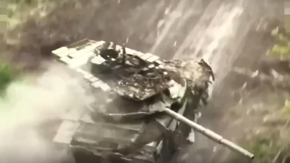 دبابة T-90M الروسية تستعرض قدراتها في مقاومة ضربات الدرونات الانتحارية (فيديو)