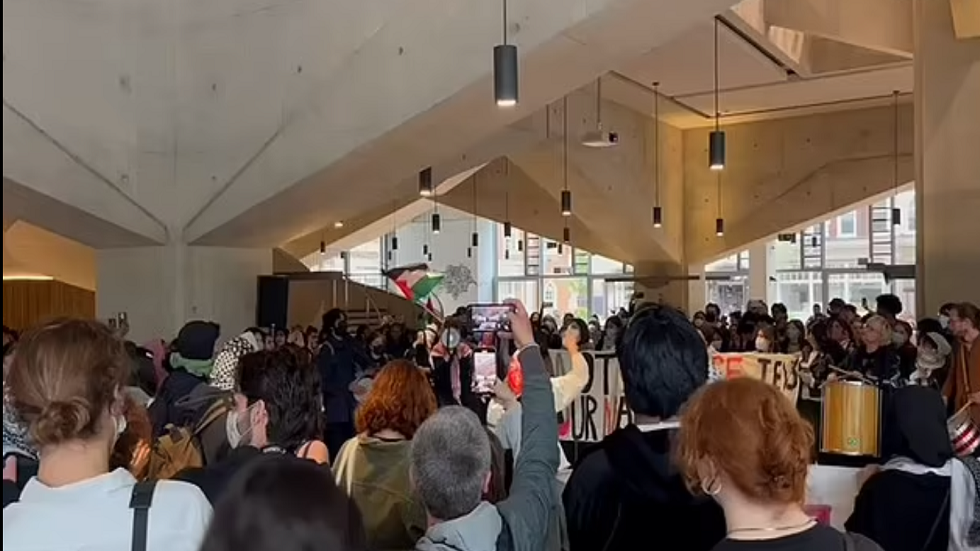 بالفيديو.. احتجاجات مؤيدة لفلسطين داخل حرم كلية لندن للاقتصاد والعلوم السياسية