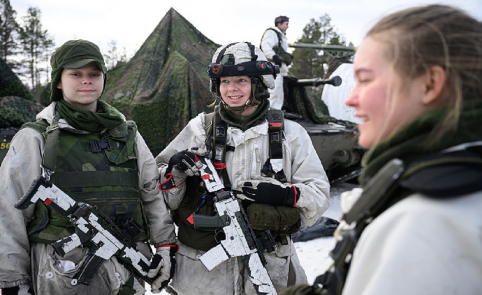 جنود من فوج نوربوتن السويدي خلال تدريبات في فنلندا - مارس 2024