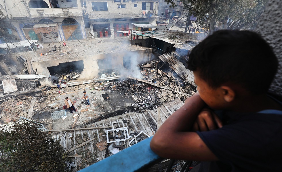 طفل فلسطيني ينظر إلى حجم الدمار الذي خلفه القصف الإسرائيلي المتواصل - قطاع غزة