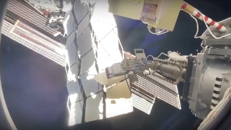رواد الفضاء يجرون تجربة للتحقق من سلامة الأسطح الخارجية للمحطة الفضائية (فيديو)