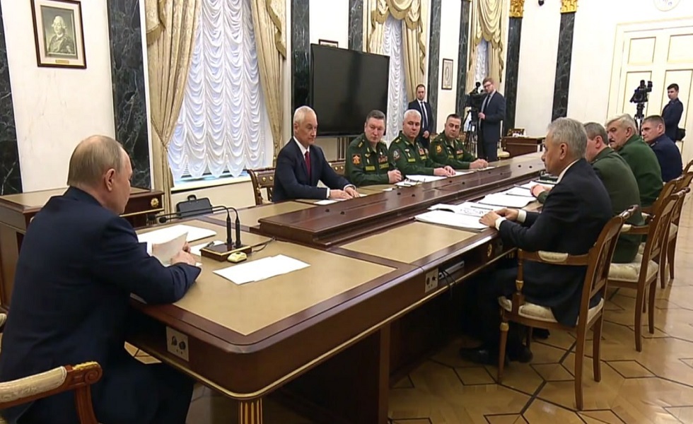 بوتين يجتمع مع قادة المناطق العسكرية الروسية وحضر الاجتماع بيلاوسوف وشويغو.