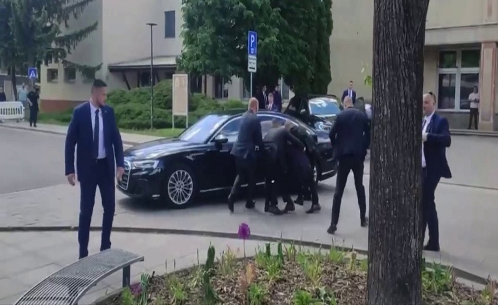 إصابة رئيس الوزراء السلوفاكي روبرت فيتسو بطلق ناري ونقله إلى المستشفى (فيديو)