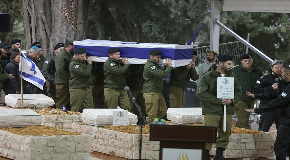 مصادر طبية إسرائيلية: مقتل موظف في وزارة الدفاع وإصابة آخرين بينهم جنديان بهجوم في غزة