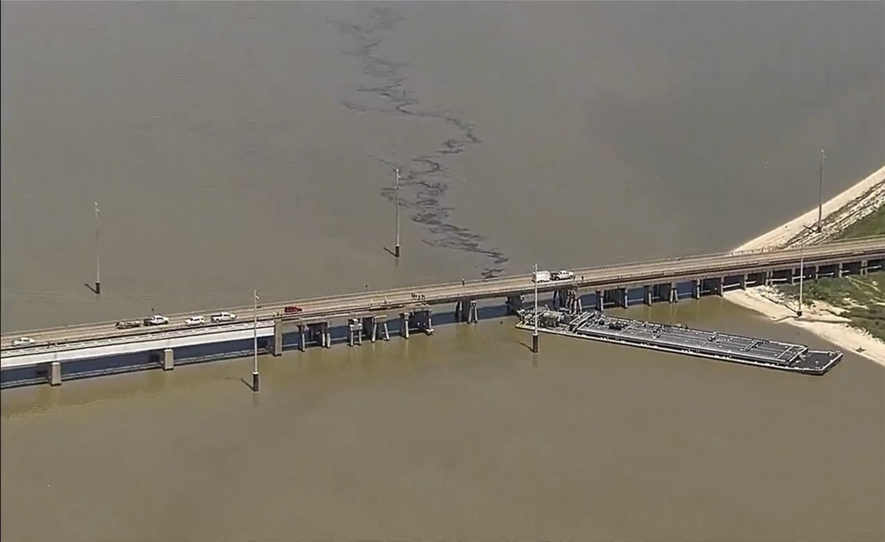 بارجة تصطدم بجسر في تكساس وتتسبب في تسرب نفطي.. فيديو