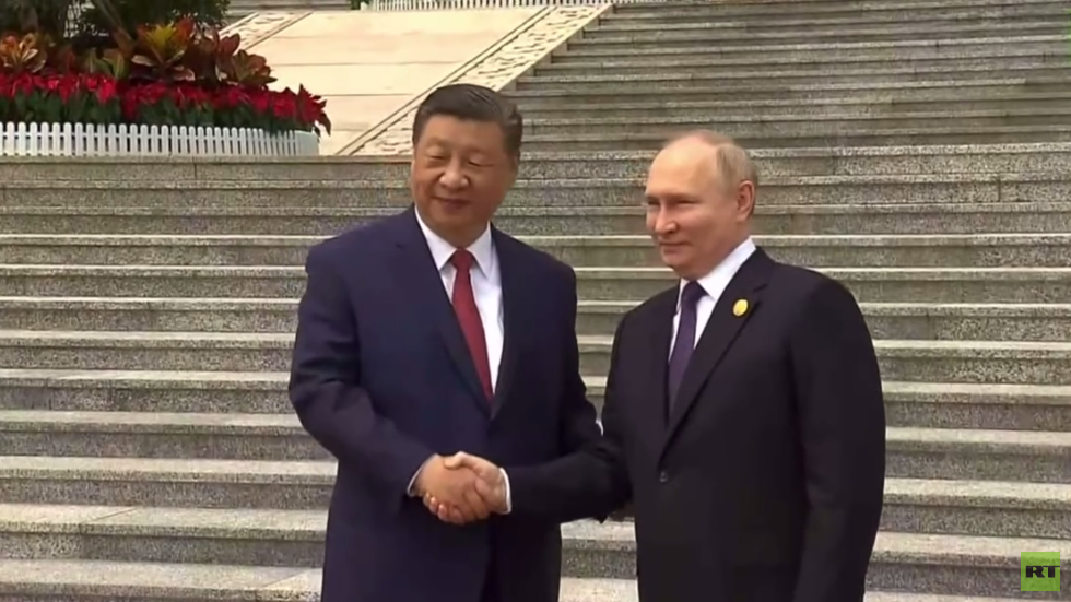 الرئيس الروسي فلاديمير بوتين يصل إلى الصين في أول زيارة خارجية له منذ إعادة انتخابه (فيديو)