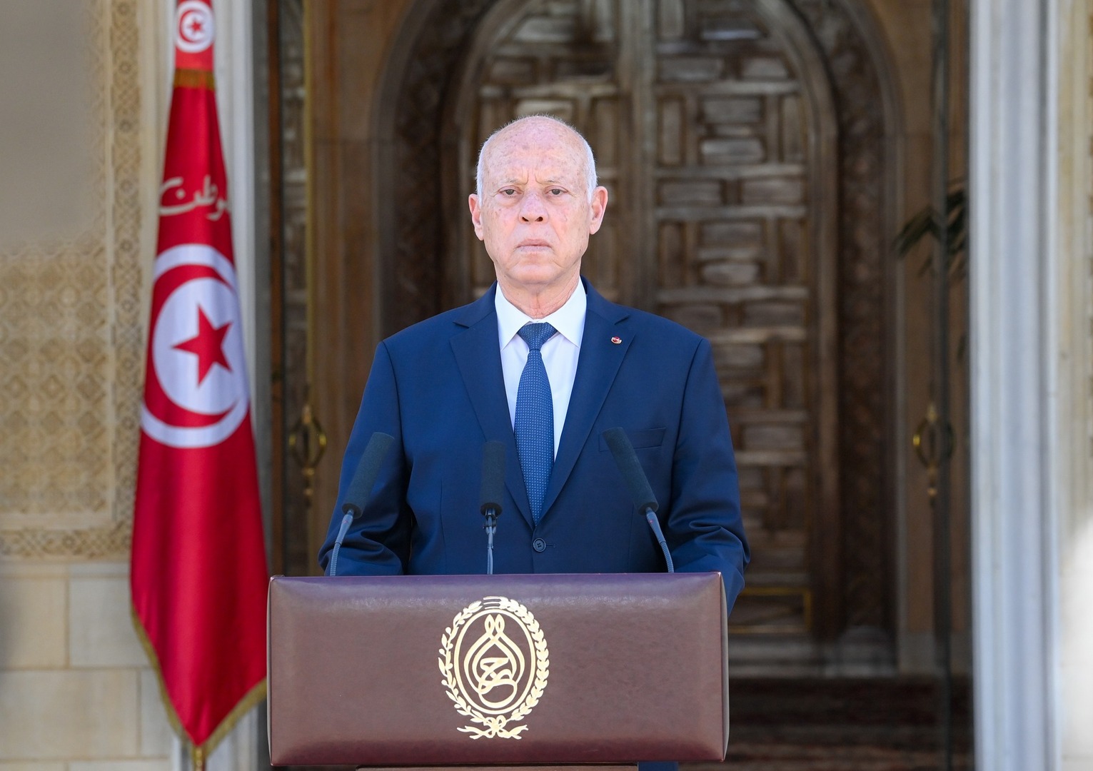 سعيد يكلف مسؤولا تونسيا بتبليغ عدد من السفراء 