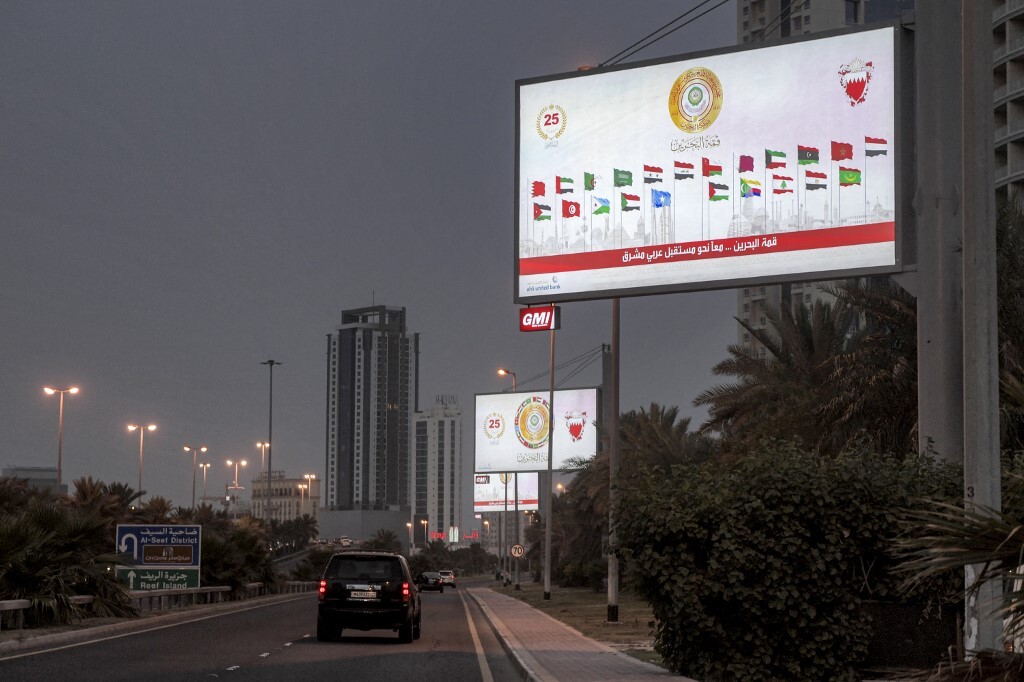 لوحة إعلانية تظهر أعلام دول الجامعة العربية قبل القمة العربية الثالثة والثلاثين، المنامة- البحرين، 15 مايو 2024.