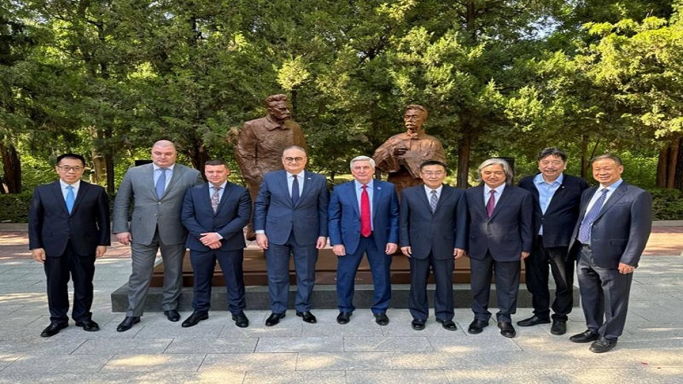 السفارة الروسية في بكين تشهد إزاحة الستار عن تمثالي الكاتبين غوركي ولو شيون