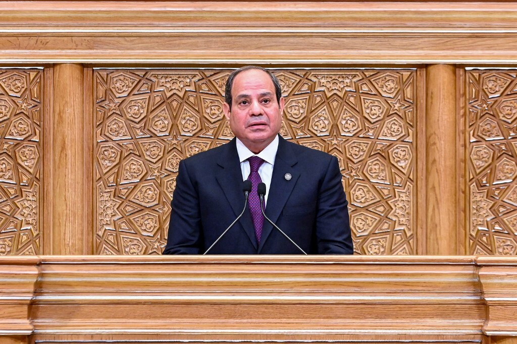 صورة مشتركة بين السيسي ورئيس المخابرات المصرية في القمة العربية تثير تفاعلا