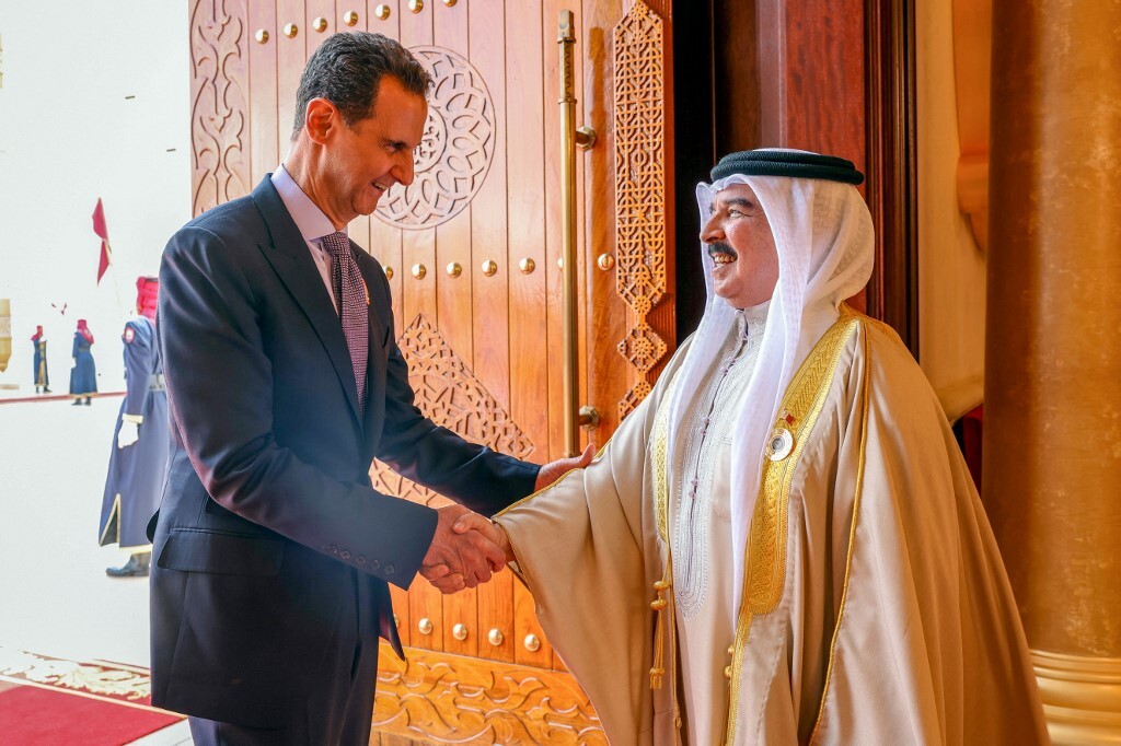 الرئيس السوري بشار الأسد وملك البحرين حمد بن عيسى آل خليفة، قبيل انطلاق القمة العربية في العاصمة المنامة، 16 مايو 2024.
