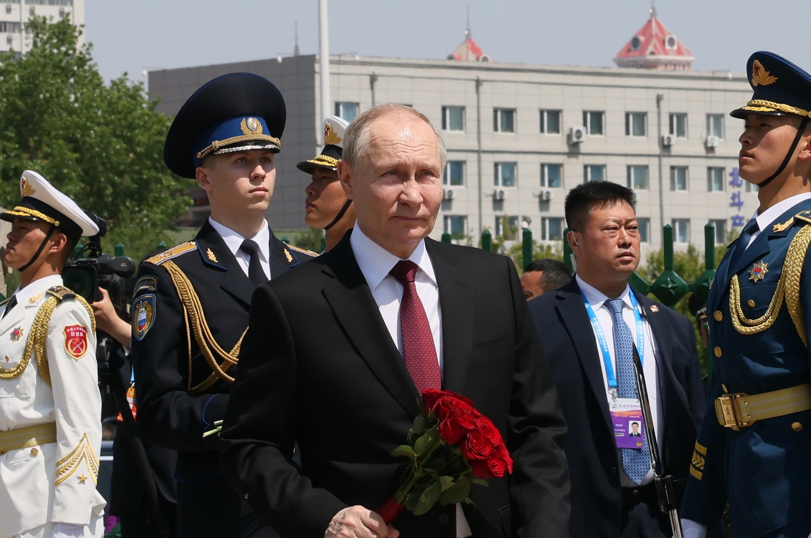 بوتين يضع الورود على نصب تذكاري لجنود سوفييت قضوا دفاعا عن الصين