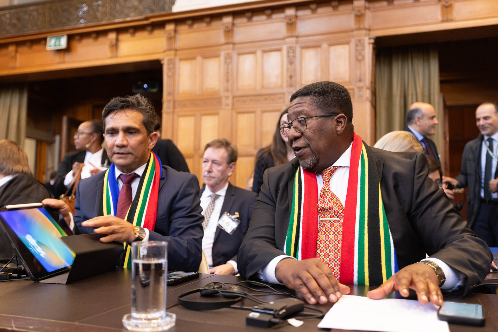 سفير جنوب إفريقيا لدى هولندا فوسيموزي مادونسيلا (على اليمين) خلال جلسة استماع لمحكمة العدل 16 مايو 2024