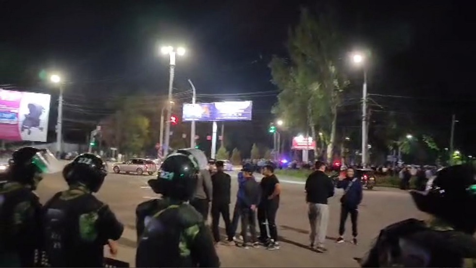 إصابات خلال احتجاجات ضد الأجانب في قرغيزستان والسلطات تنشر فيديو لـ3 مصريين محتجزين