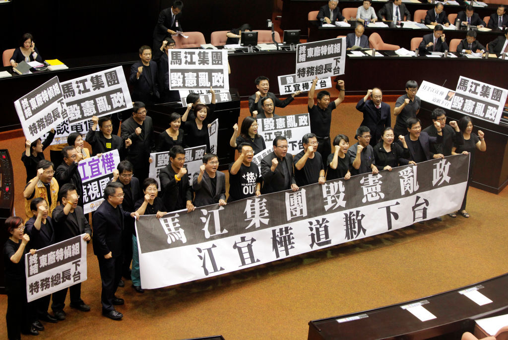 جلسة برلمانية في تايوان تتحول إلى حلبة مصارعة (فيديو)