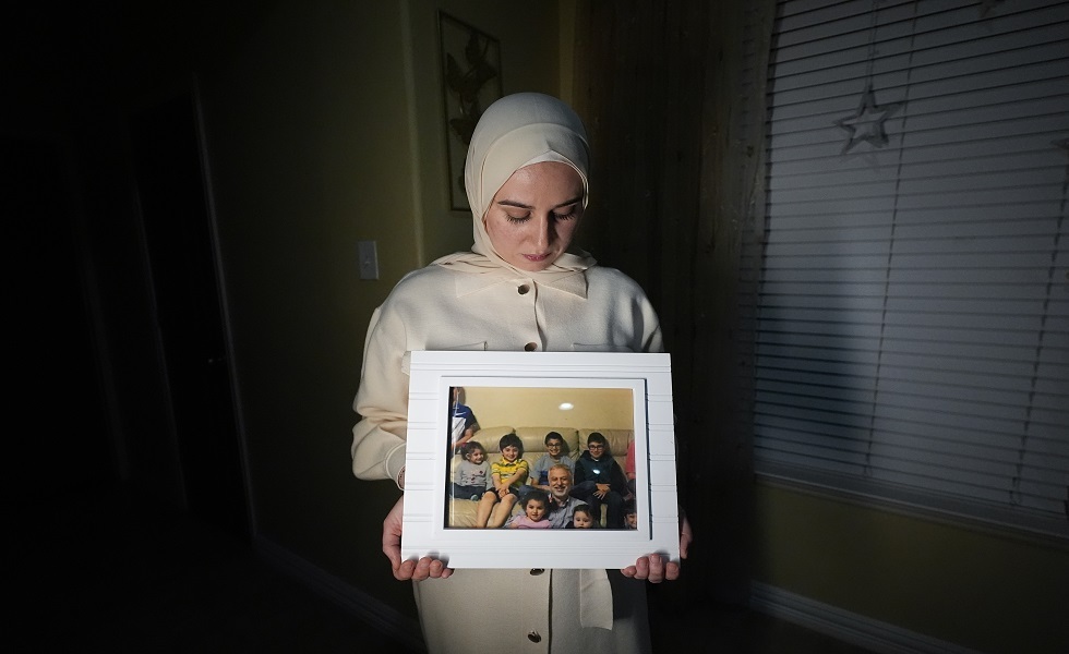 مريم كم ألماز تحمل صورة لوالدها مجد مع بعض أحفاده