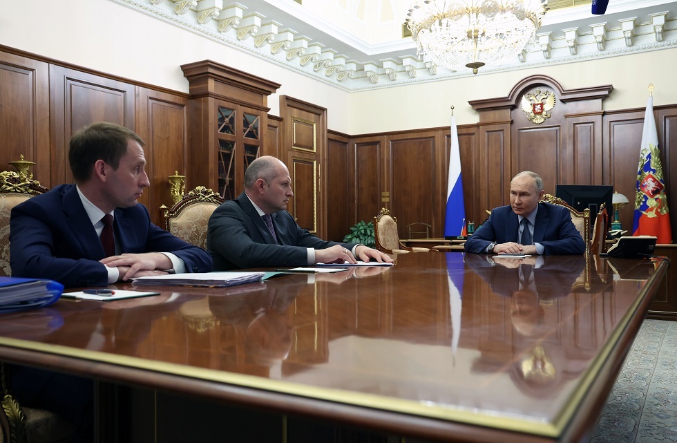 الرئيس الروسي فلاديمير بوتين خلال اجتماعه مع وزير الطوارئ الروسي ألكسندر كورينكوف، ووزير الموارد الطبيعية والبيئة ألكسندر كوزلوف