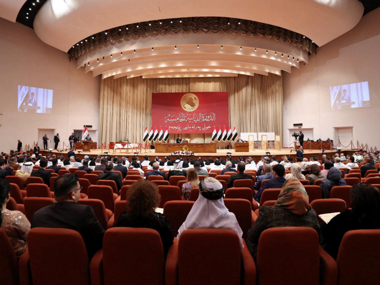 العراق.. اشتباك بالأيدي بين عدد من النواب قبل بدء استئناف جلسة البرلمان لانتخاب رئيس جديد (فيديو)