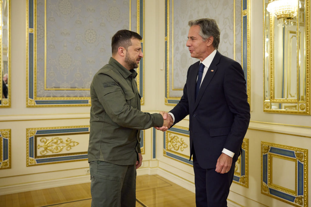 خبير: زيلينسكي يشعر بخيبة أمل بعد زيارة بلينكن إلى كييف