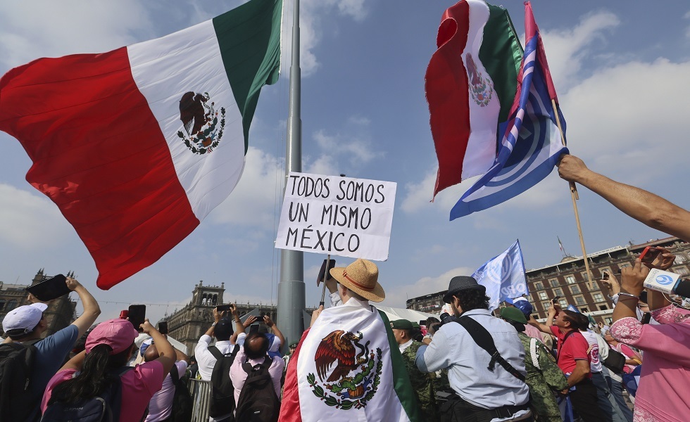 عشرات الآلاف يحتجون ضد الرئيس المكسيكي في الساحة الرئيسية في مكسيكو سيتي